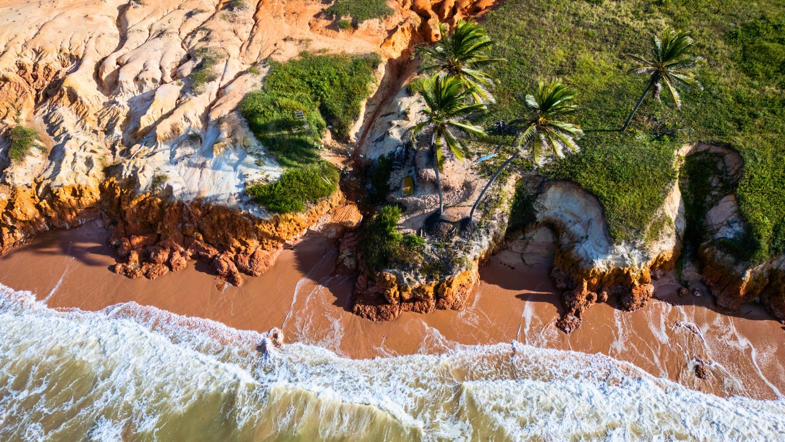 Vista aérea da casa e do mar