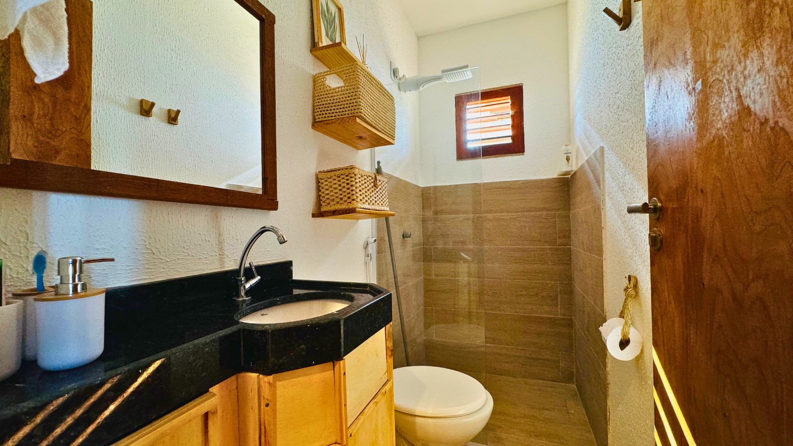 Banheiro com detalhes em madeira