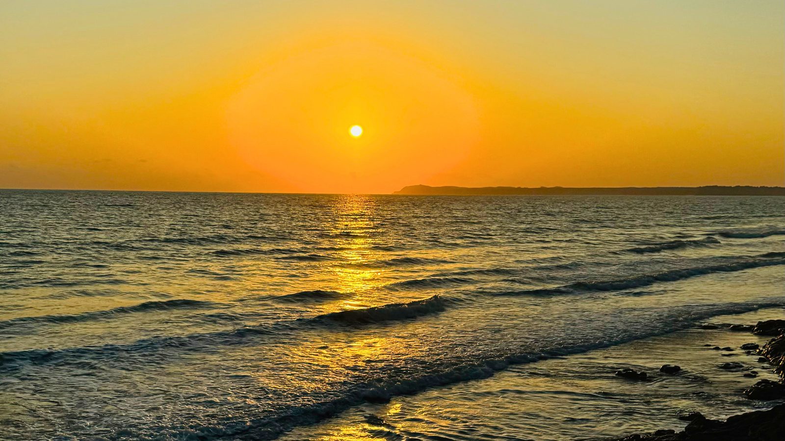 Pôr do sol sobre o mar