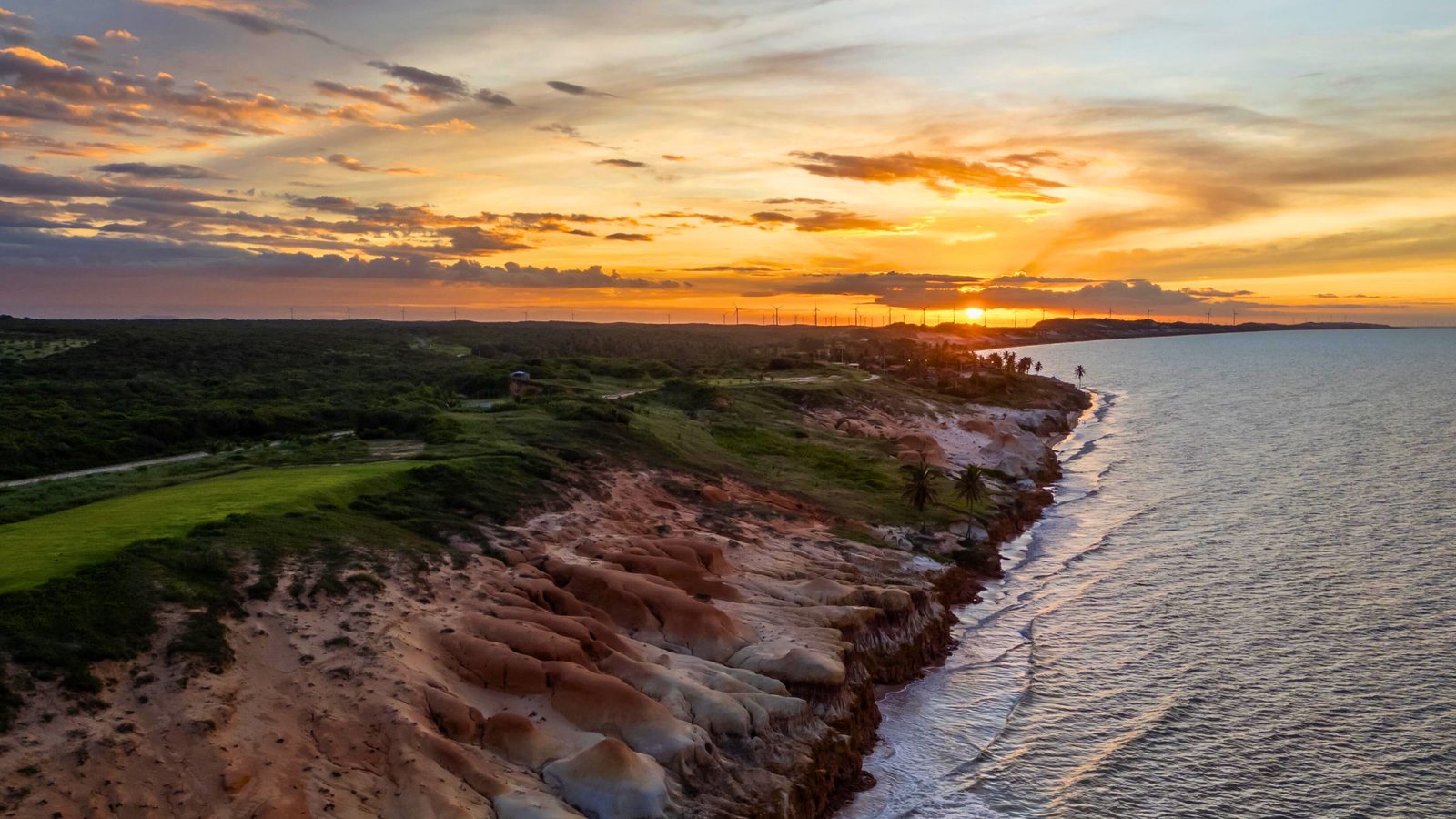 Vista aérea da Praia do Retirinho à beira-mar ao pôr do sol