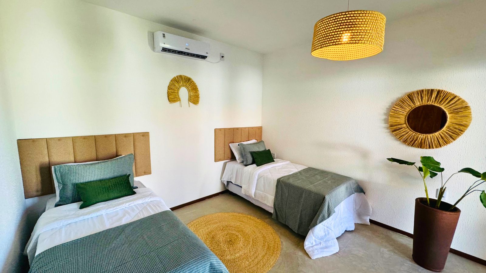 Quarto de solteiro com duas camas