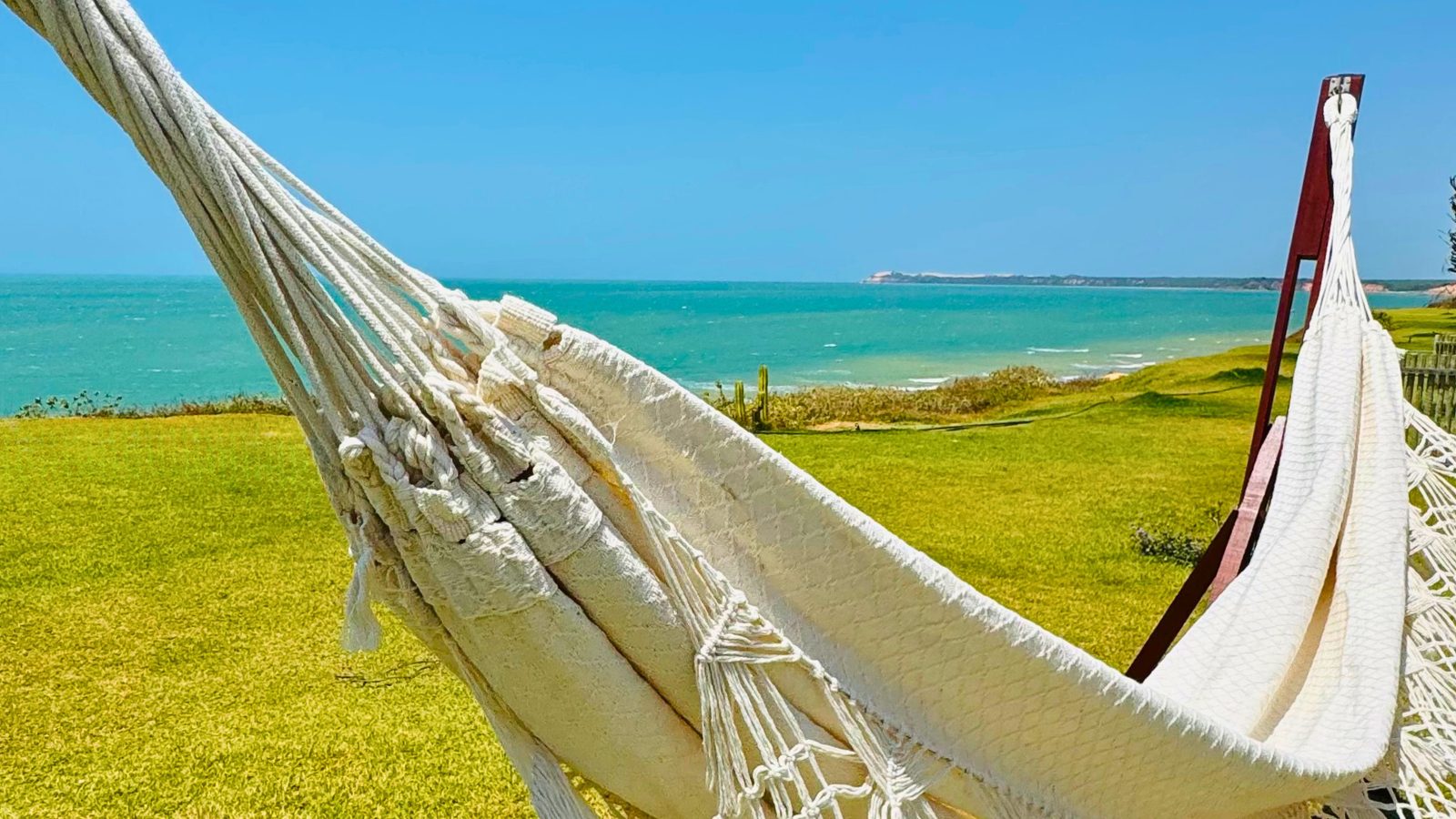 Rede de descanso com vista para o mar
