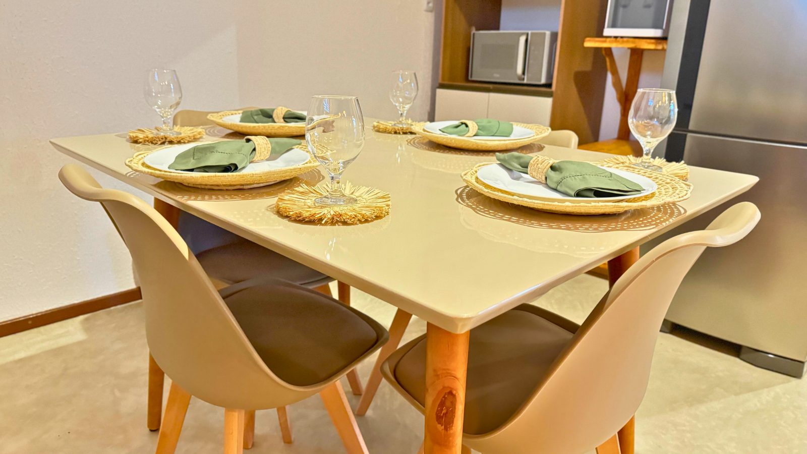 Sala e mesa de jantar