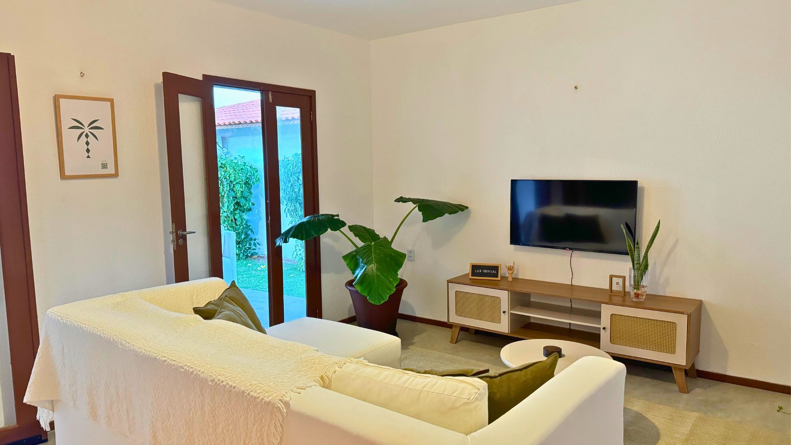 Sala de estar com sofá e TV