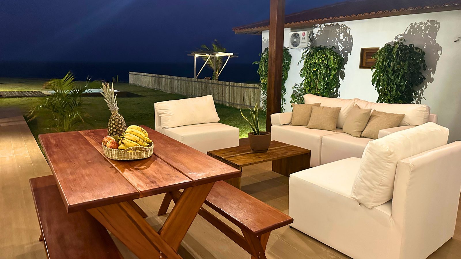 Varanda da casa com vista para o mar ao entardecer