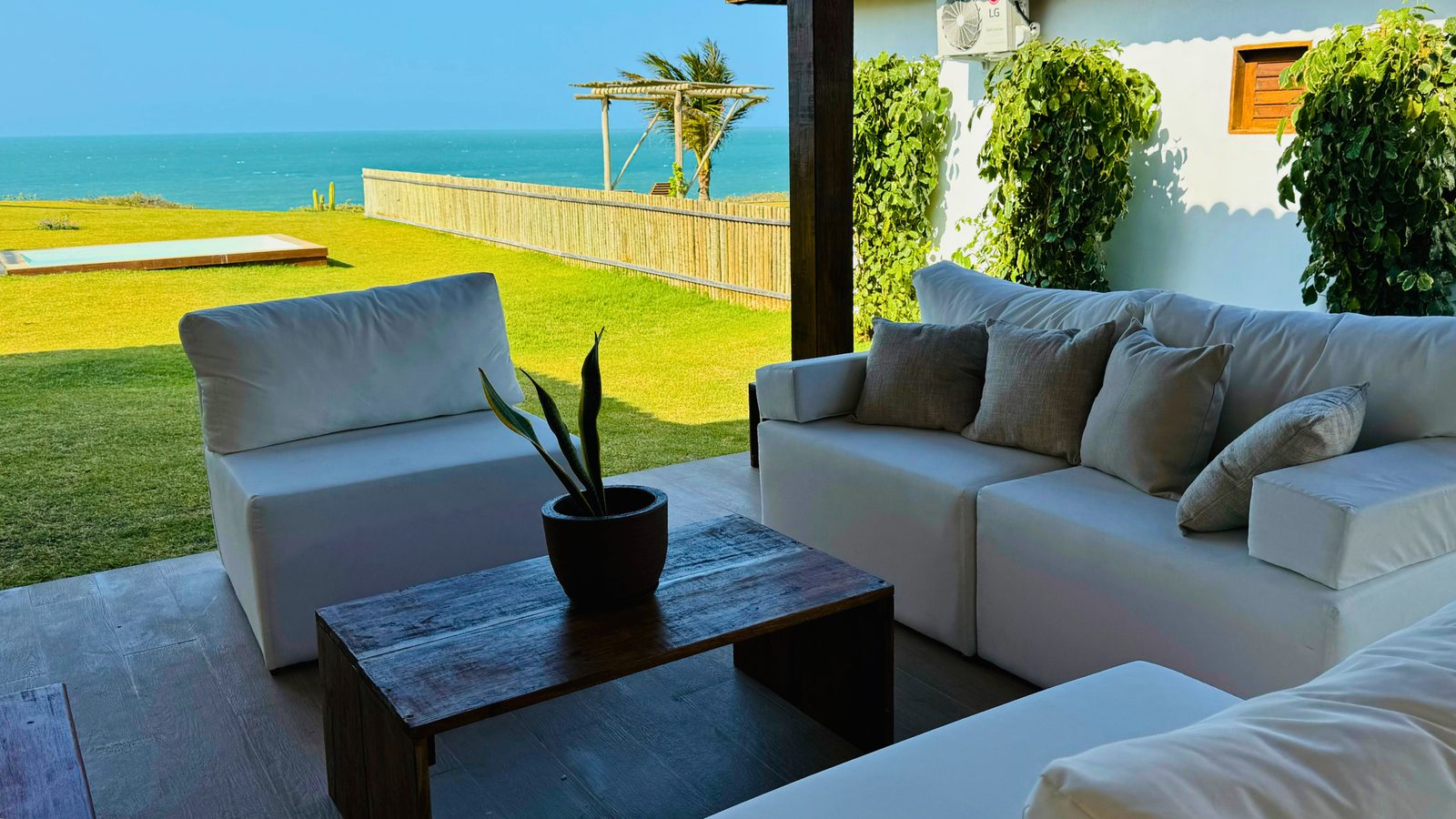 Área de estar externa com vista para o mar
